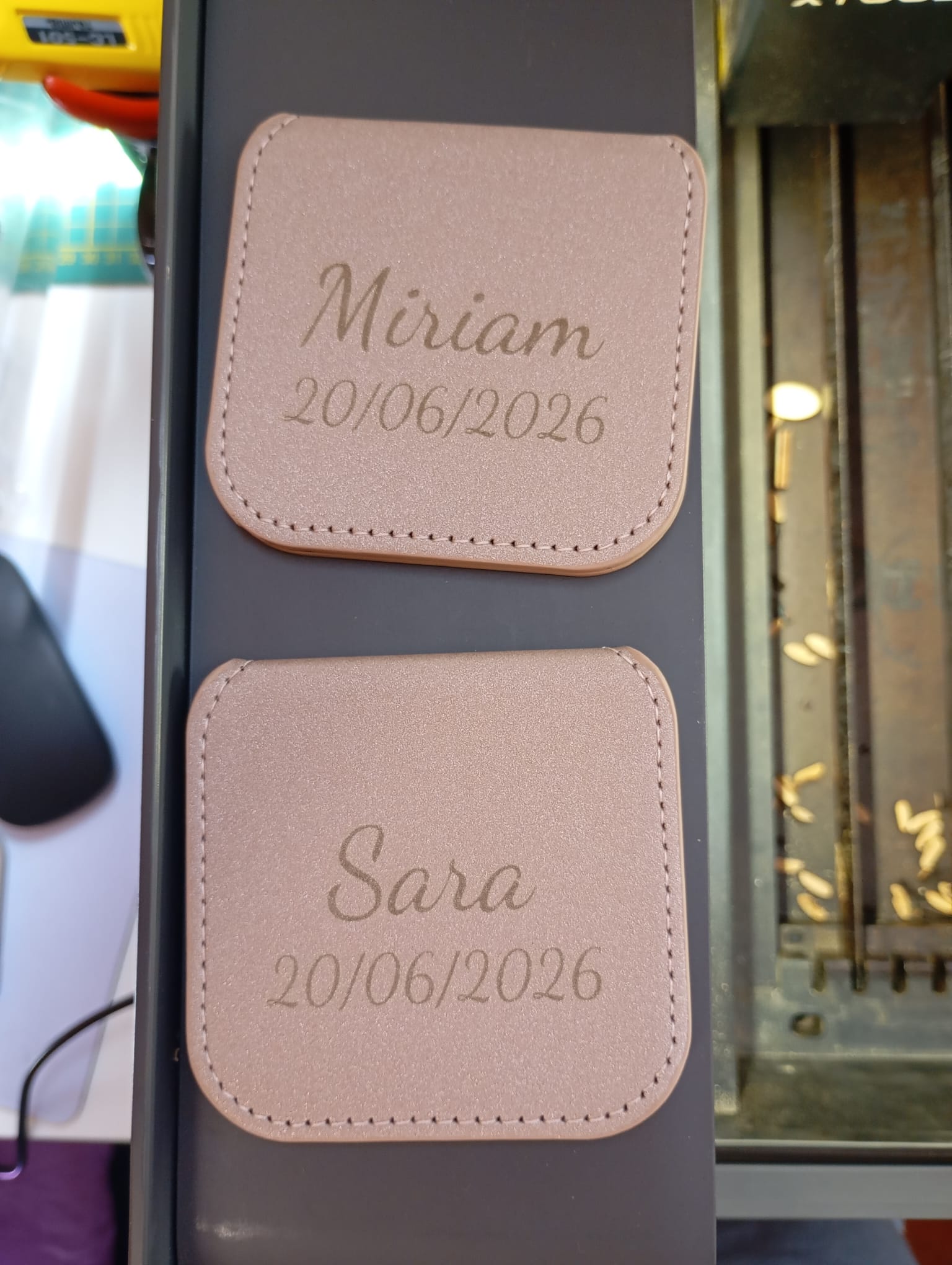 Posavasos personalizados con nombres y fecha